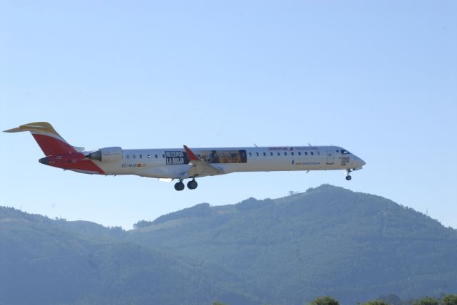 Bombardier CRJ-1000 (EC-MJO) - EC-MJO Before Landing At LEVX From LEPA. 25-07-2022