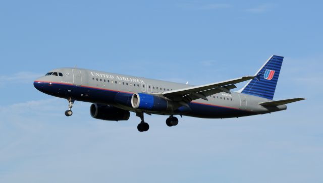 Airbus A320 (N437UA)