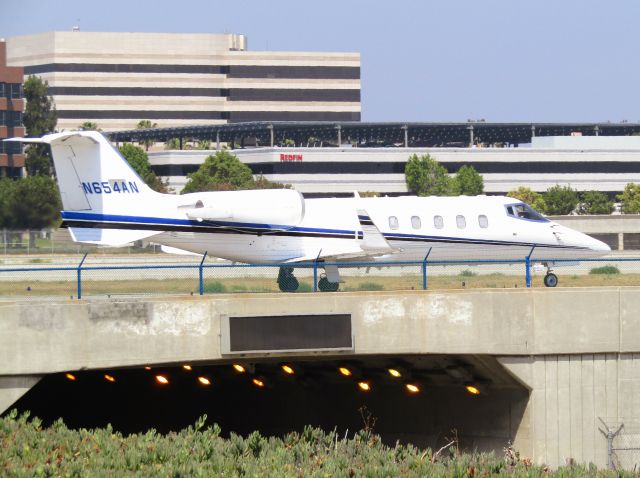 Learjet 60 (N654AN) - Taxiing to RWY 30