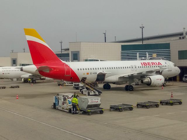 Airbus A320 (EC-KOH) - Iberia A320-214 at the gate lsd AirCastle name Fortibe