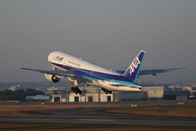 Boeing 777-200 (JA8969) - 05 November 2016:ITM-HND.