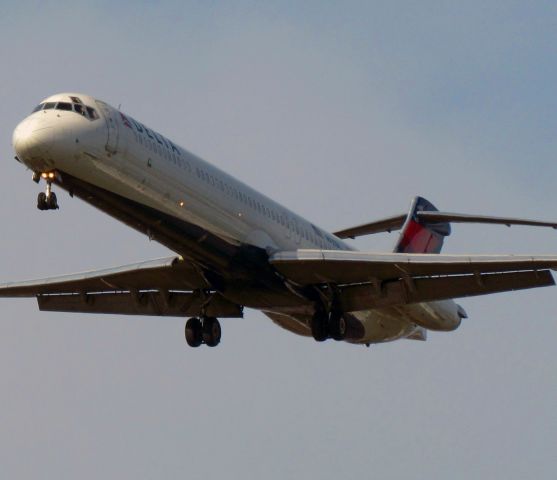 McDonnell Douglas MD-88 (N935DL)