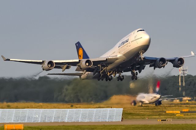 Boeing 747-400 (D-ABVL) - eddf