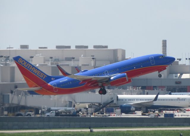 Boeing 737-700 (N242WN)