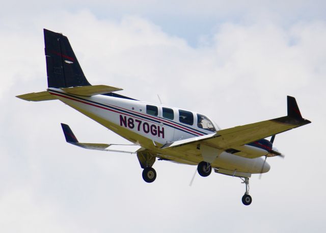 Beechcraft Baron (58) (N870GH) - At Shreveport Regional.