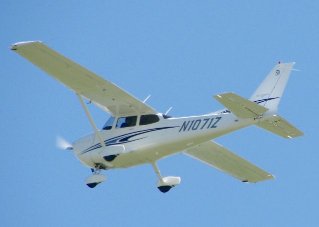 Cessna Skyhawk (N1071Z) - At Downtown Shreveport.