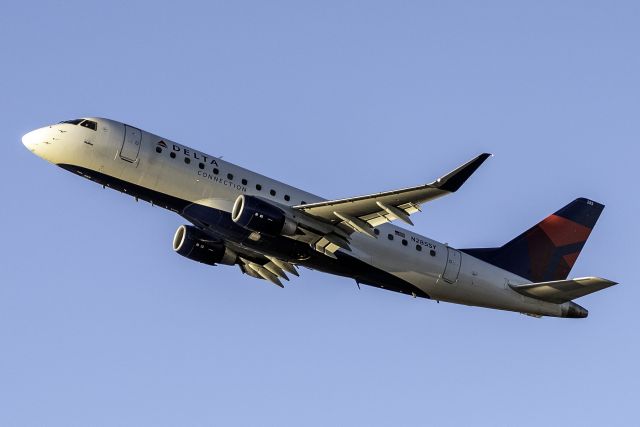 Embraer 175 (N285SY)