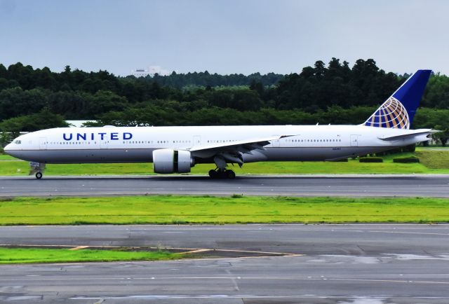 BOEING 777-300ER (N2135U)