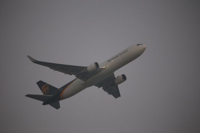 BOEING 767-300 (N352UP)