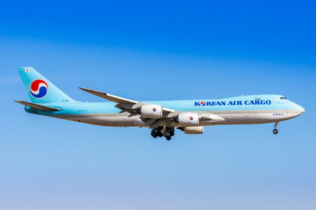 BOEING 747-8 (HL7624) - Korean Air Cargo 747-8 landing at DFW on 12/25/22. Taken with a Canon R7 and Tamron 70-200 G2 lens.