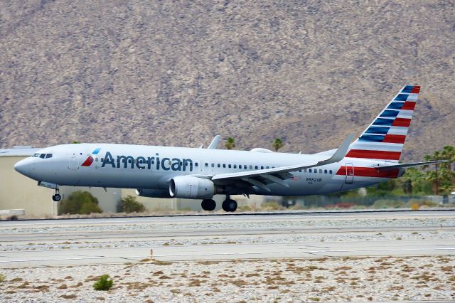 Boeing 737-700 (N982AN)