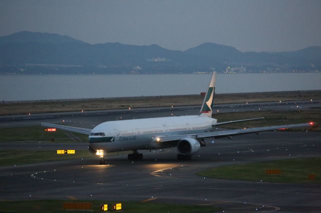 BOEING 777-300 (B-HNF)