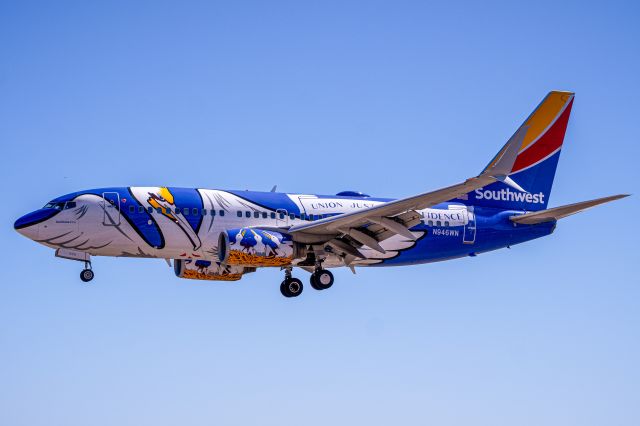 Boeing 737-700 (N946WN) - Southwest Louisiana One landing on runway 8 at KBUR from KMCI.