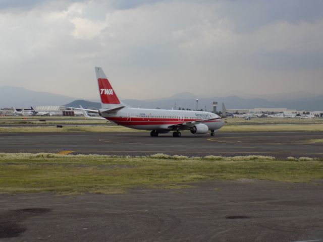 Boeing 737-800 (N915NN)