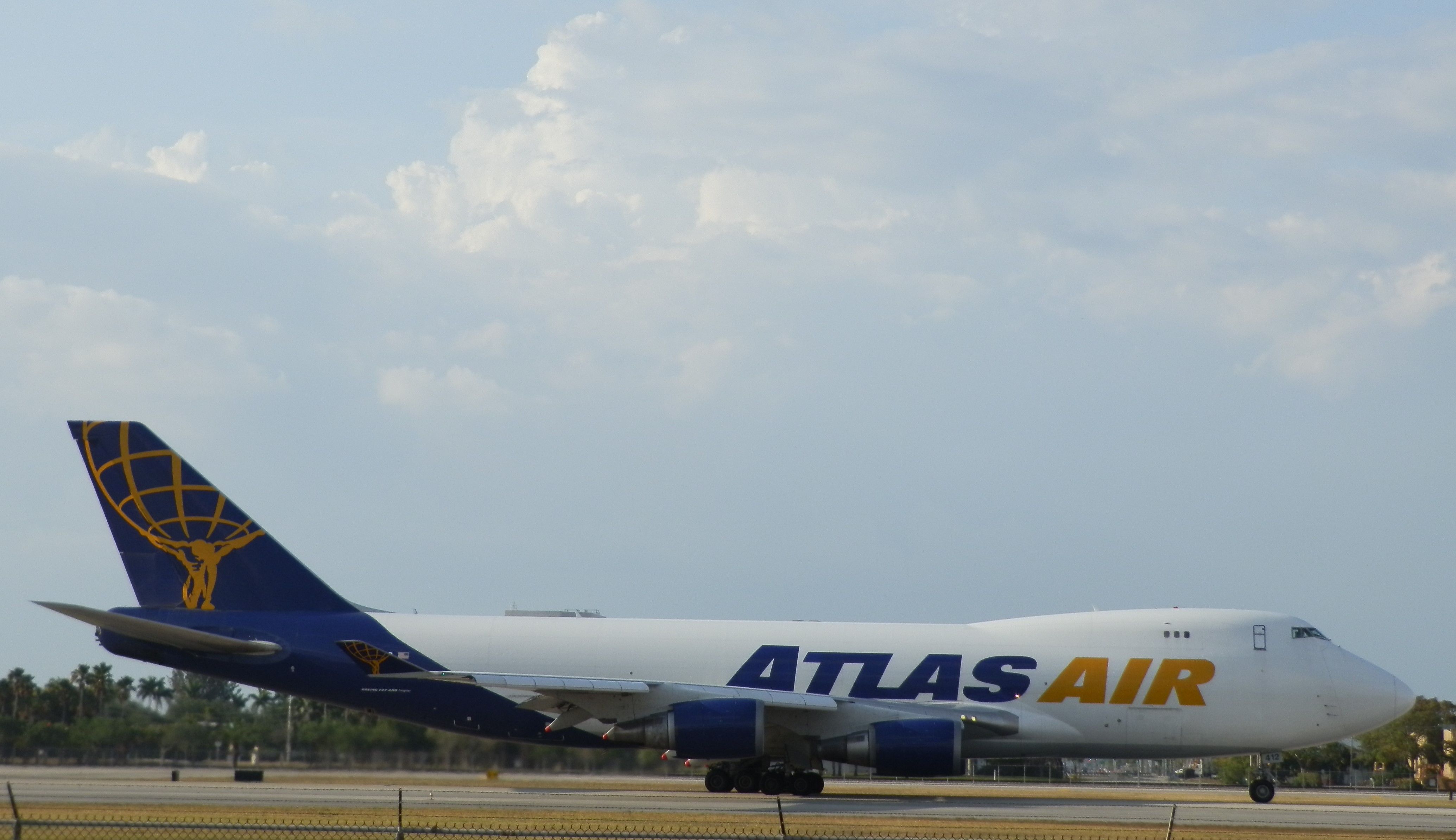 Boeing 747-400 (N412MC)