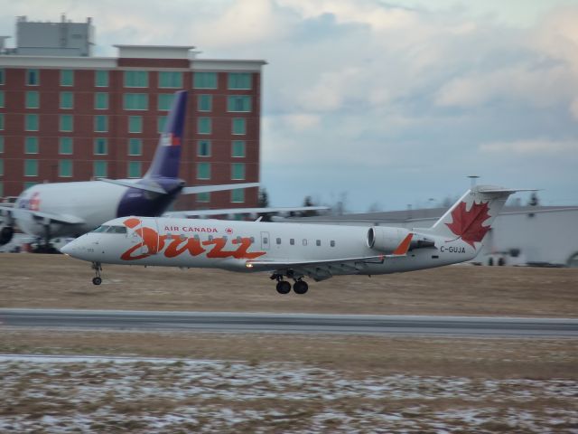 Canadair Regional Jet CRJ-200 (C-GUJA)