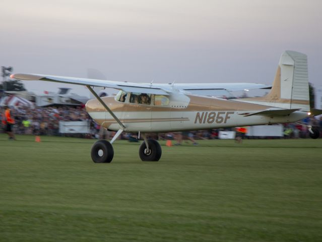 Cessna Skywagon (N185F) - STOL competition at OSH 18. 24 JUL 2018.