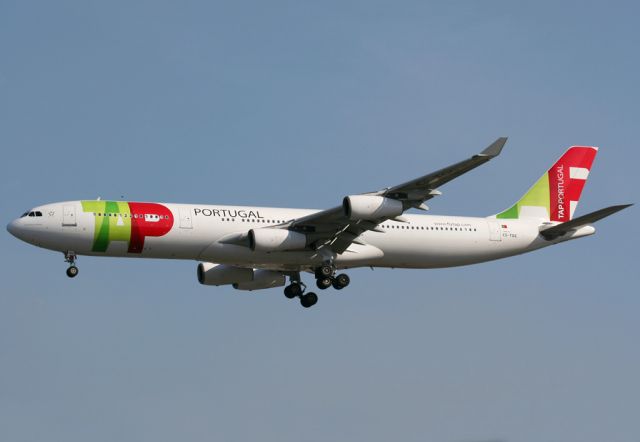 Airbus A340-300 (CS-TOC)