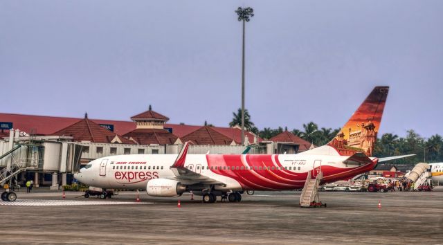 Boeing 737-700 (VT-AXJ) - Air India Express Boeing 737-8HG docked at Kochi International Airport