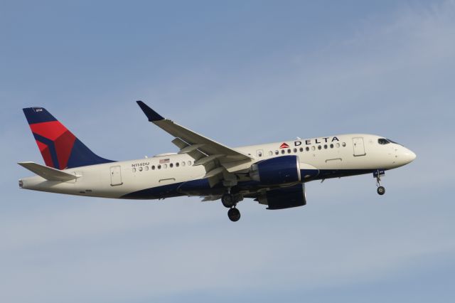 Airbus A220-100 (N114DU)