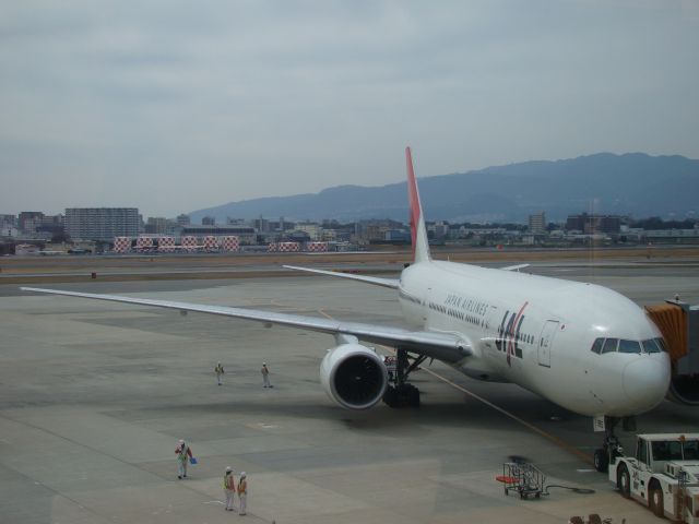 Boeing 777-200 (BON8985)