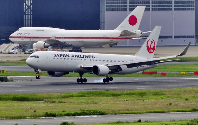 BOEING 767-300 (JA620J) - 2013 - A quite lame landing, just in front of the Japan Air Force One B744