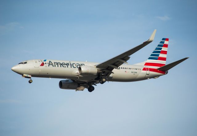 Boeing 737-800 (N813NN) - Landing from West Palm Beach