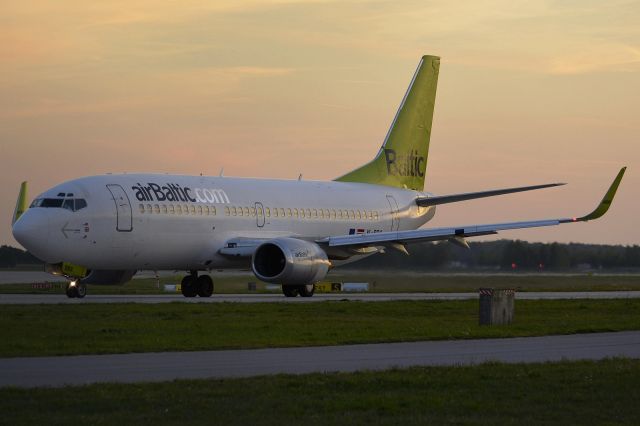 BOEING 737-300 (YL-BBX)