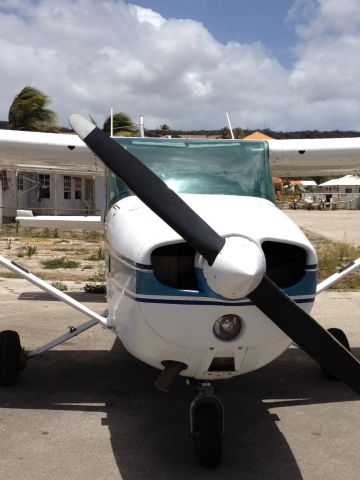 Cessna Skyhawk (N51832) - After a cross country flight from Bonaire (TNCB) to Curacao (TNCC) Parked at Aero club Curacao.