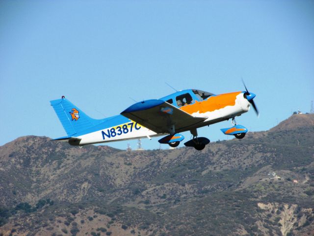 Piper Cherokee (N8387C) - Taking off RWY 8L