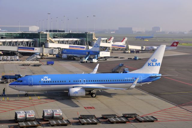 Boeing 737-800 (PH-BCA) - KLM Boeing 737-8K2(WL) PH-BCA Flamingo in Amsterdam 