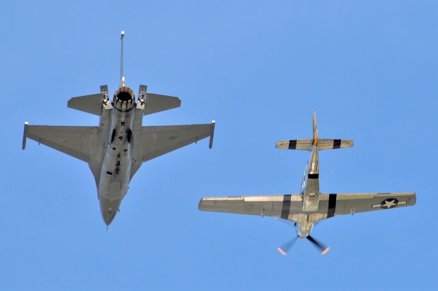 Lockheed F-16 Fighting Falcon (N94042) - Air Venture Heritage Flight 07-30-2016