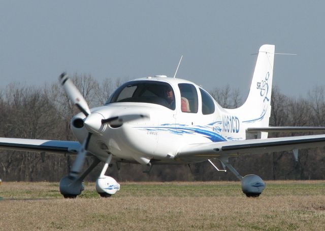 Cirrus SR-20 (N961CD) - On taxiway Foxtrot heading to 14 at Downtown Shreveport.