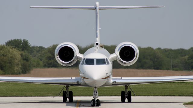 Gulfstream Aerospace Gulfstream V (N516GH) - Head on with GJE2226. N516GH is 1998 Gulfstream G-V, operated by Global Air Charters. 5/18/23