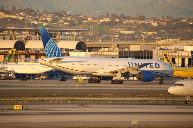 Boeing 777-200 (N206UA)
