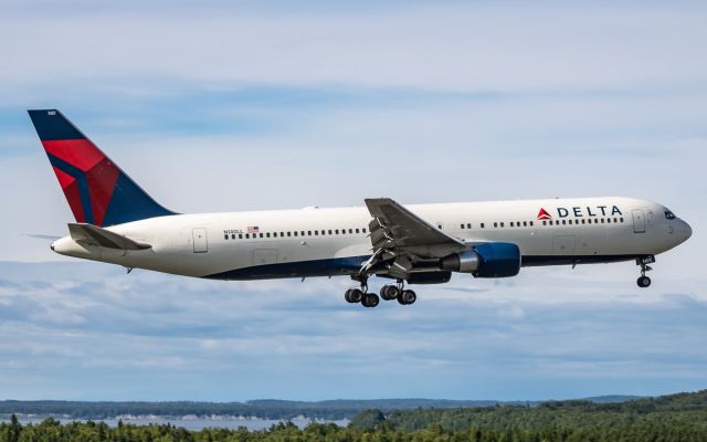 BOEING 767-300 (N140LL)