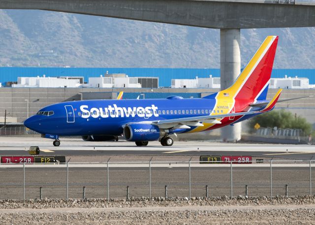 Boeing 737-700 (N7853B)