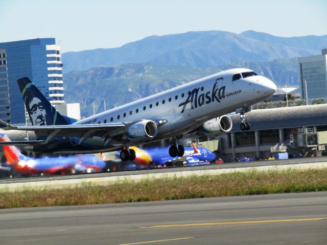 EMBRAER 175 (long wing) (N630QX) - Taking off RWY 20R