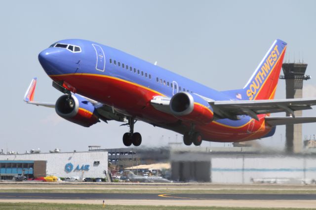 BOEING 737-300 (N390SW) - SWA departs RWY31 at OKC.