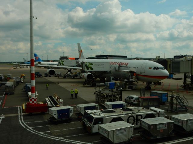 Airbus A340-300 (PZ-TCR)