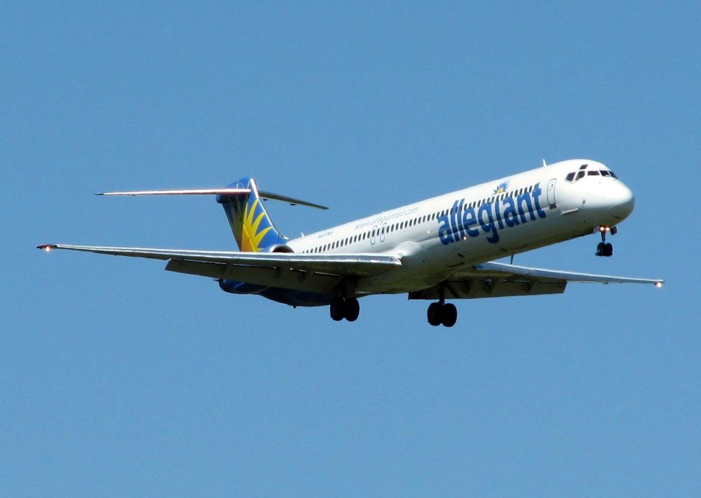 McDonnell Douglas MD-83 (N417NV) - Landing on Rwy 14 at Shreveport Regional.