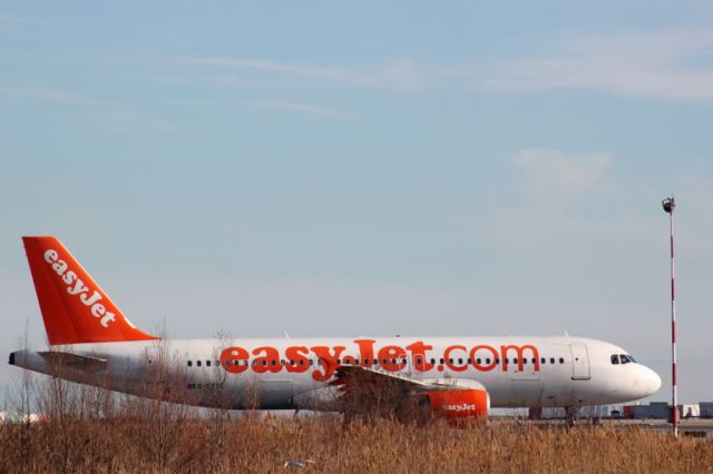 Airbus A320 (G-EZTC)