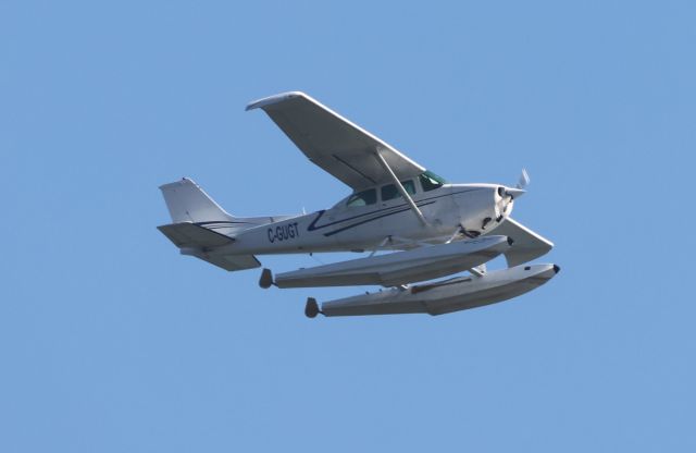 Cessna Skyhawk (C-GUGT) - C-GUGT Cessna Skyhawk 172-M Survolant le fleuve St-Laurent QC. à Lavaltrie le 30-09-2023 à 13:33.