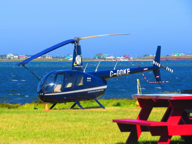 Robinson R-44 (C-GDKE) - Waiting for the next customer