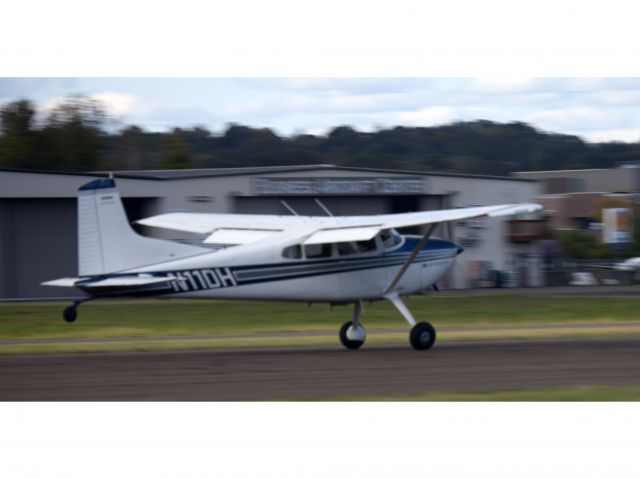 Cessna Skywagon 180 (N11DH) - Perfect landing. Runway 08 at danbury CT.