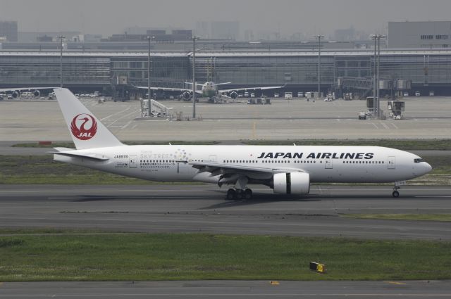 Boeing 777-200 (JA8978) - Landing at Haneda Intl Airport Rwy34L on 2012/05/08 "Tokyo Sky Tree Logo"