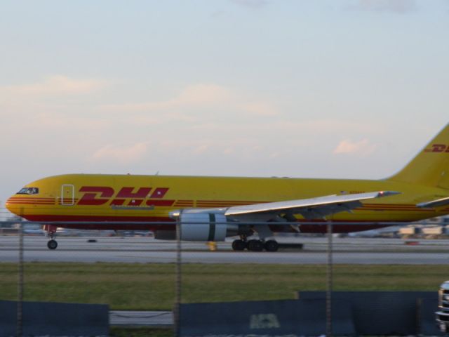 BOEING 767-200 (N794AX)