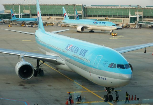 Airbus A330-300 (HL7524) - Korean Air A330-322 HL7524 nosing into the gate at Seoul (ICN) for my evening flight KE#637 to Phuket (HKT) on Oct 8, 2014.