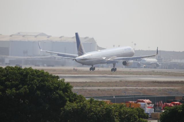 BOEING 757-300 (N75851)