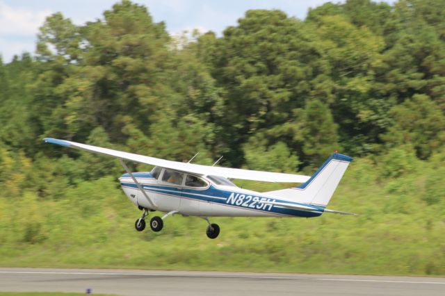 Cessna Skylane (N8225H)